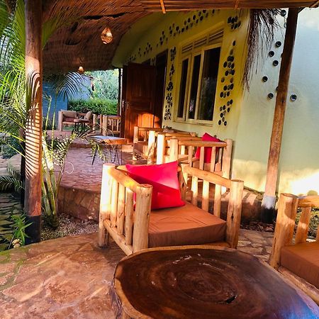 Afro Smile Hotel & Guest House Джинджа Екстериор снимка
