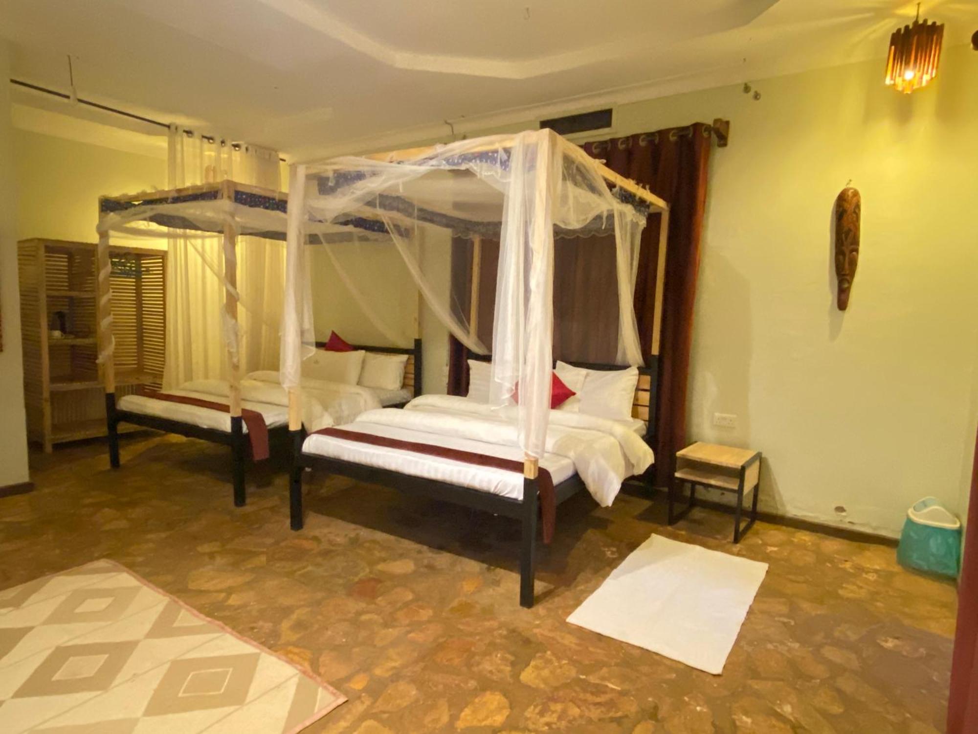 Afro Smile Hotel & Guest House Джинджа Екстериор снимка