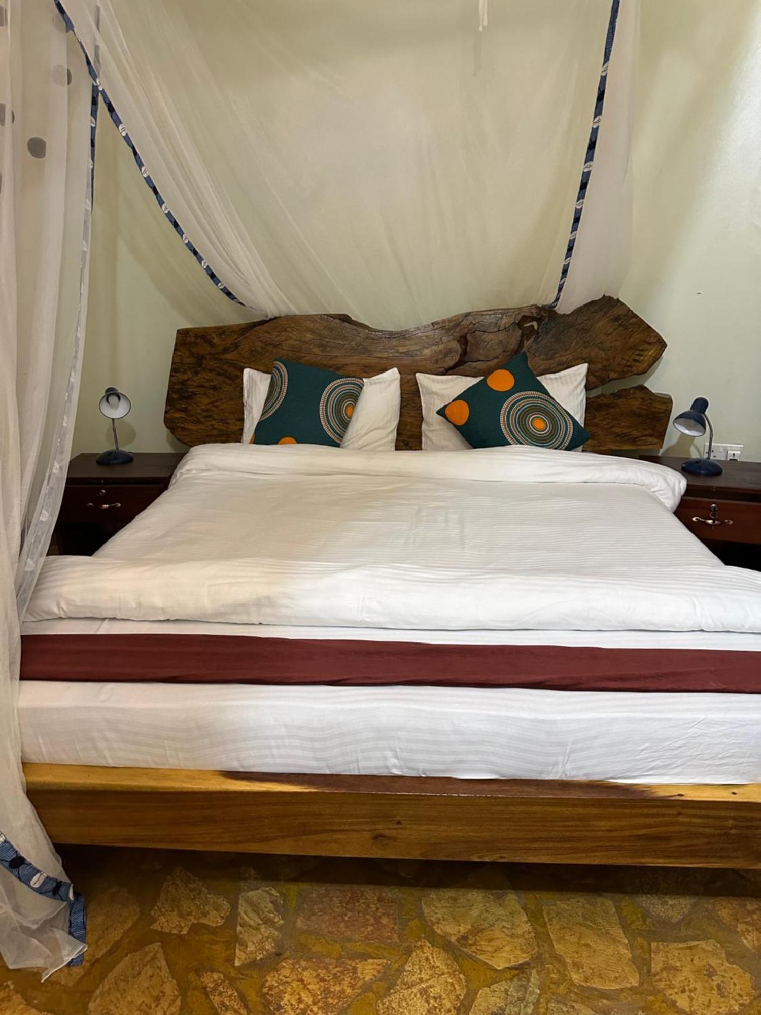 Afro Smile Hotel & Guest House Джинджа Екстериор снимка