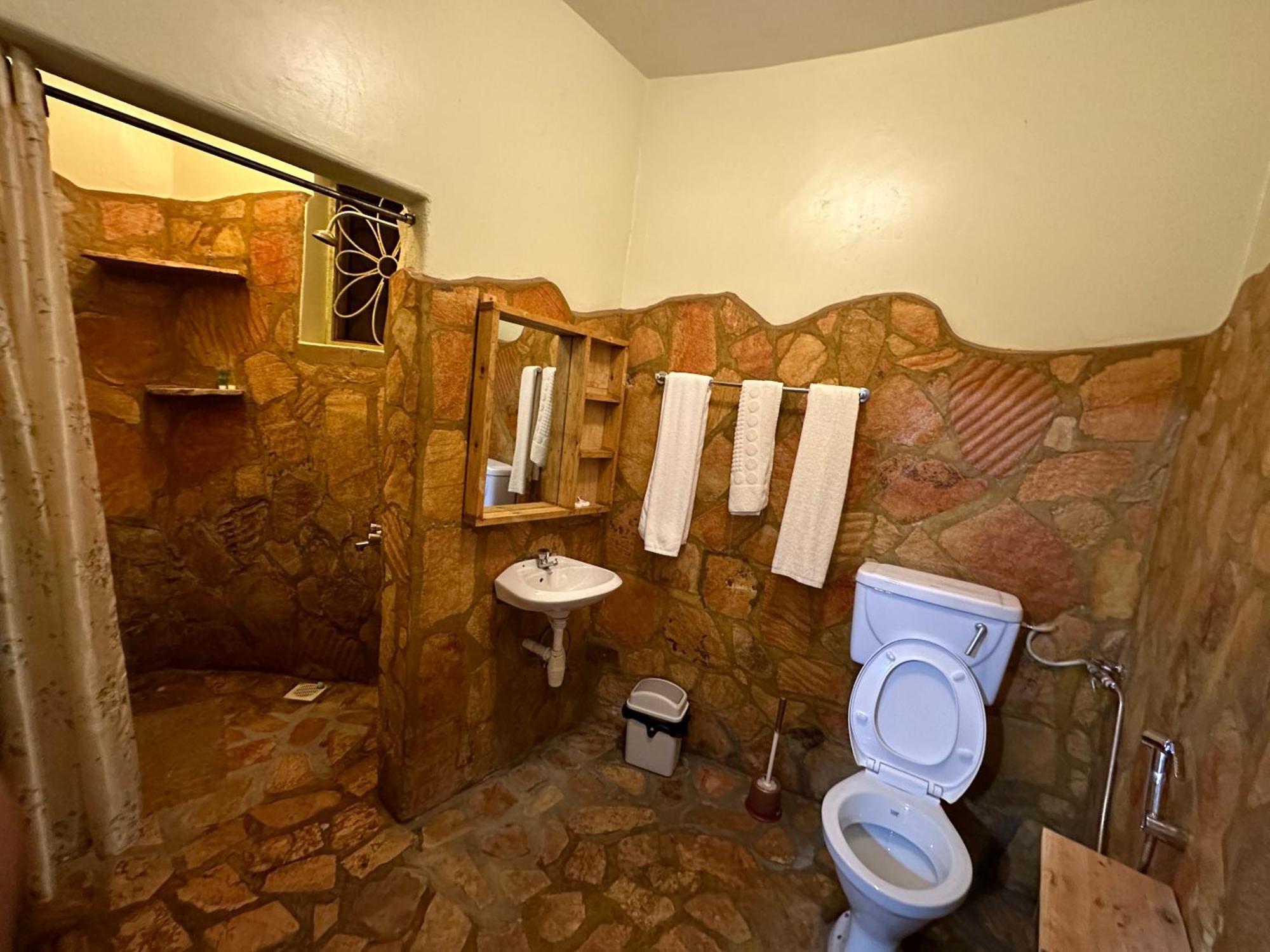 Afro Smile Hotel & Guest House Джинджа Екстериор снимка