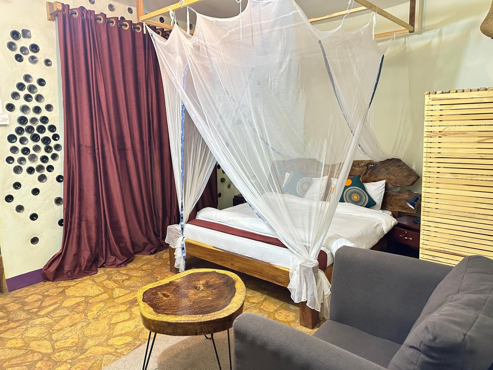 Afro Smile Hotel & Guest House Джинджа Екстериор снимка