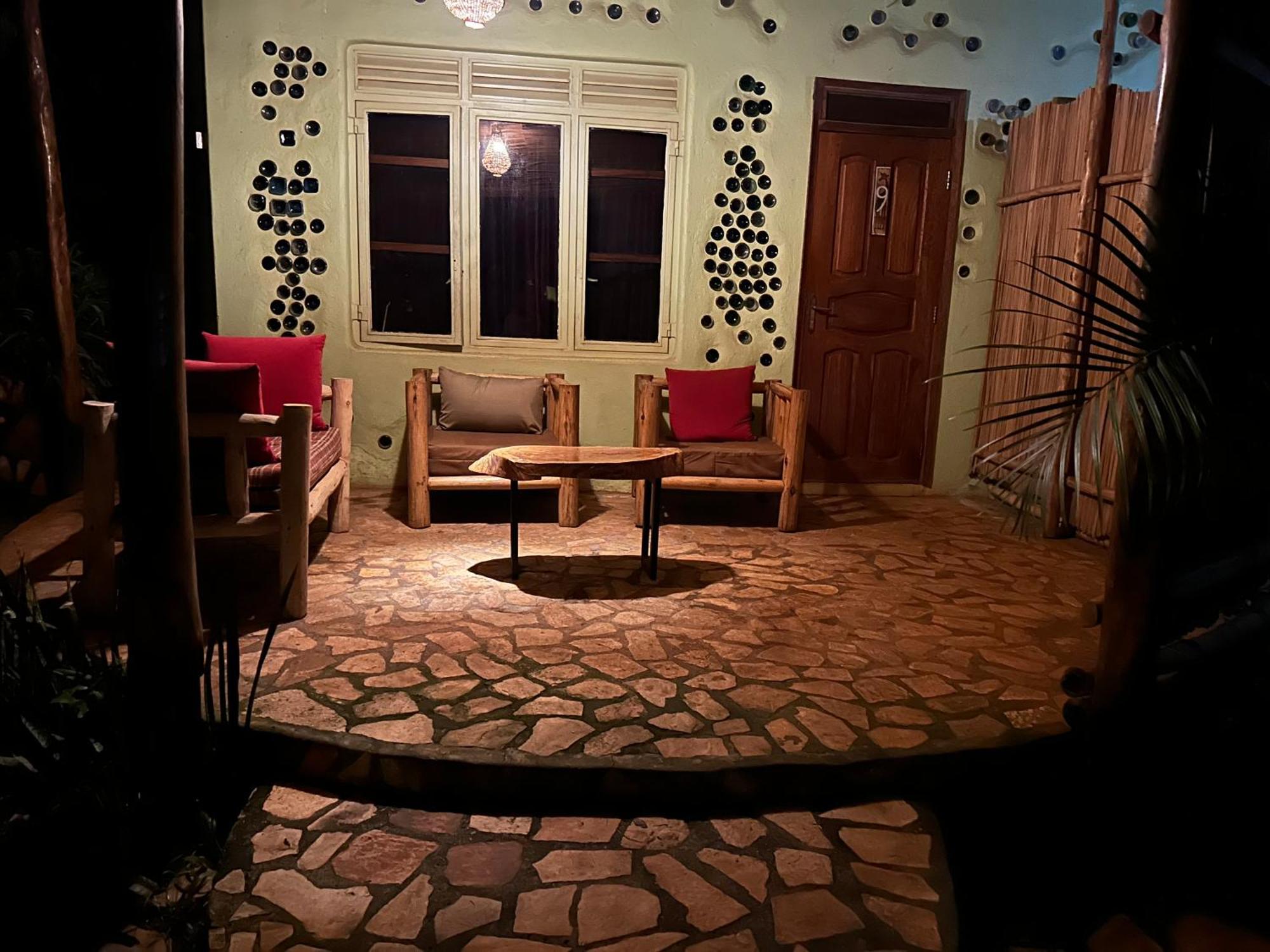 Afro Smile Hotel & Guest House Джинджа Екстериор снимка