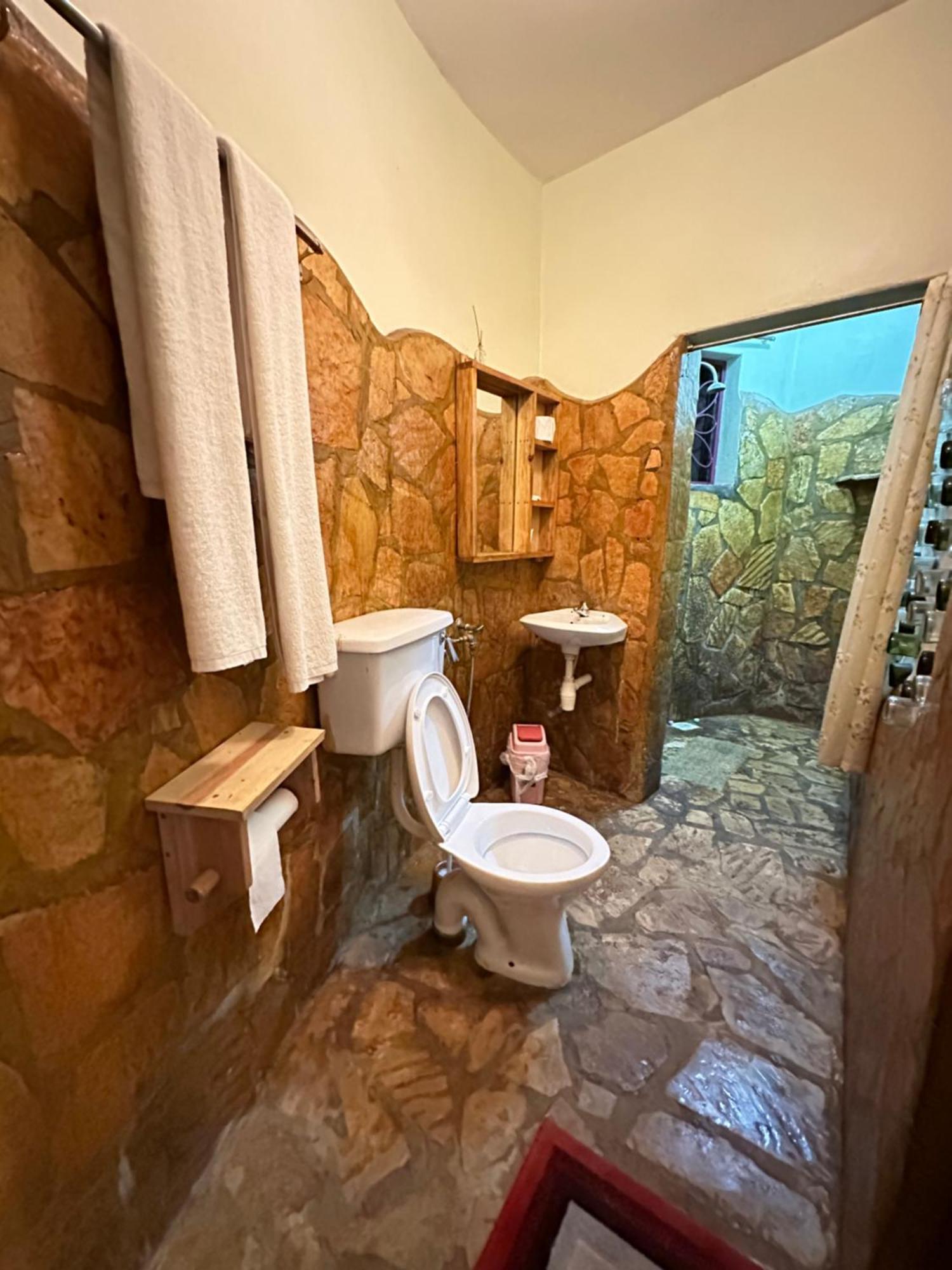 Afro Smile Hotel & Guest House Джинджа Екстериор снимка