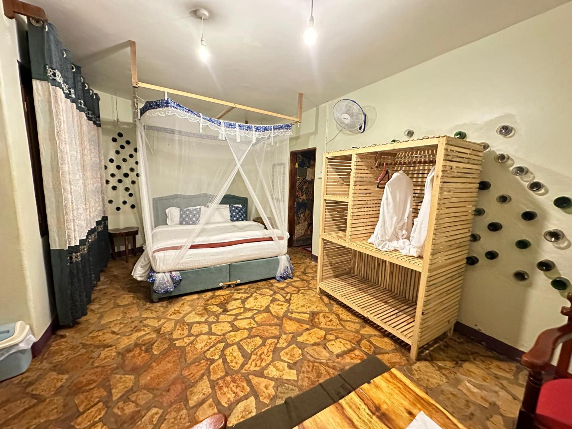Afro Smile Hotel & Guest House Джинджа Екстериор снимка