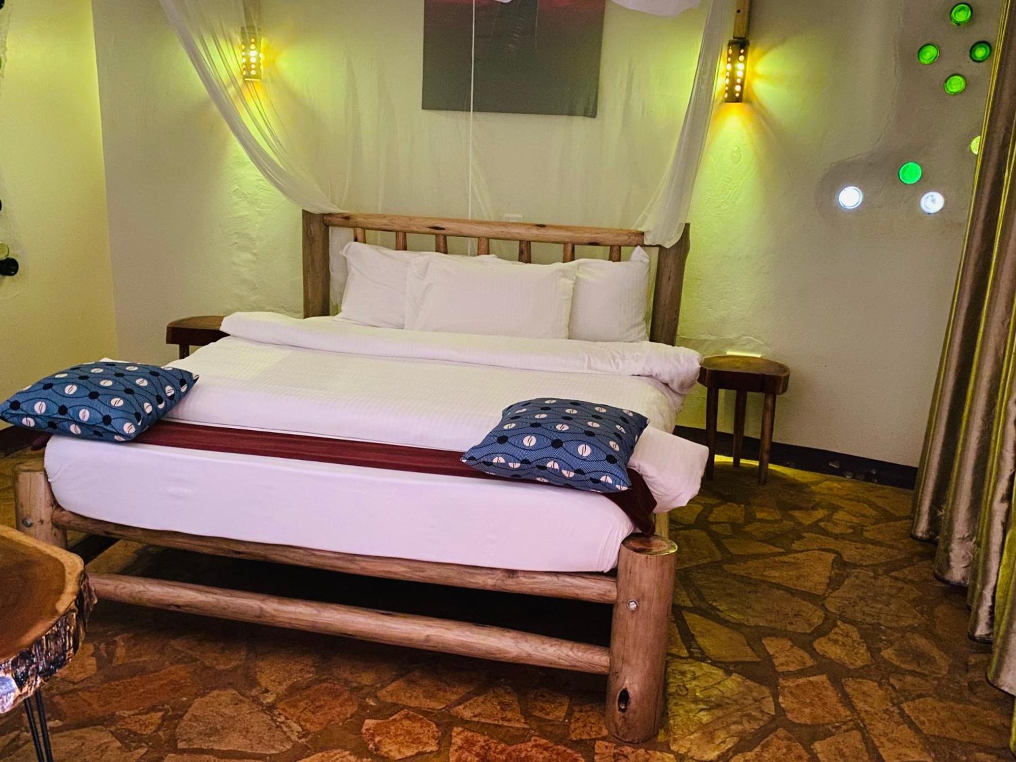 Afro Smile Hotel & Guest House Джинджа Екстериор снимка