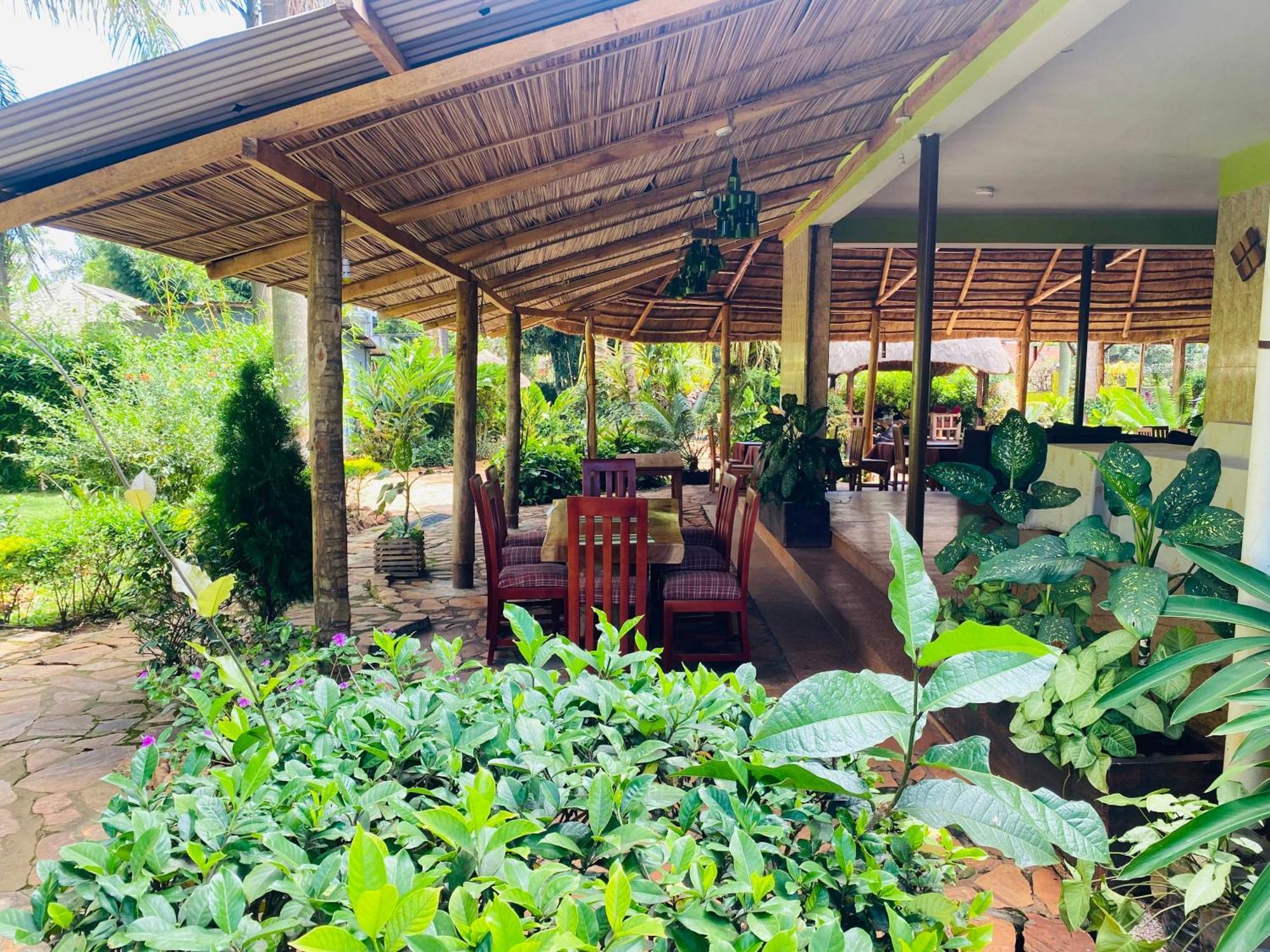 Afro Smile Hotel & Guest House Джинджа Екстериор снимка