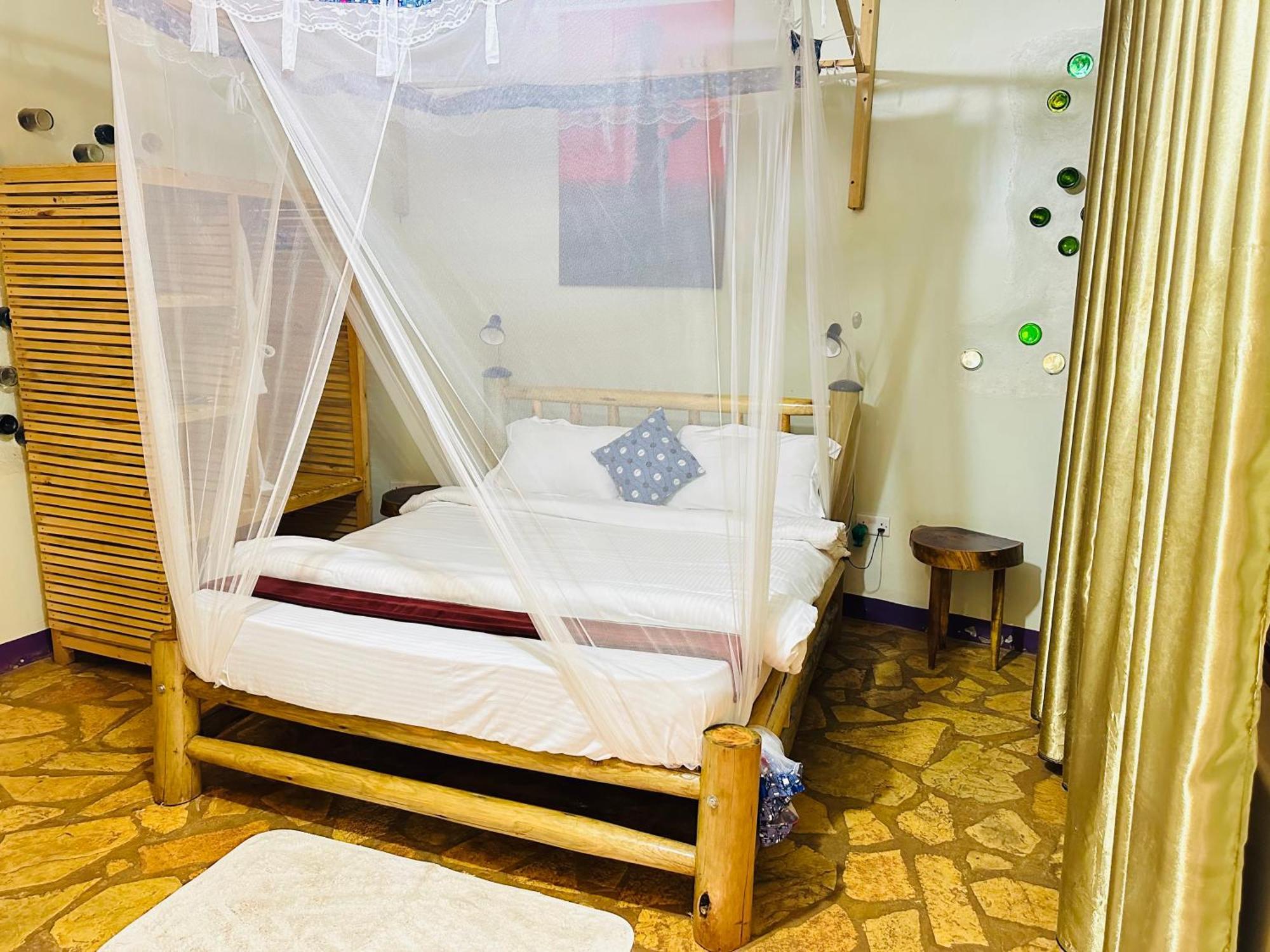 Afro Smile Hotel & Guest House Джинджа Екстериор снимка