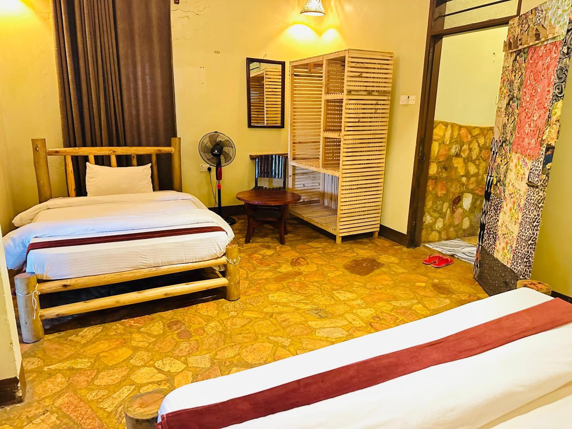 Afro Smile Hotel & Guest House Джинджа Екстериор снимка
