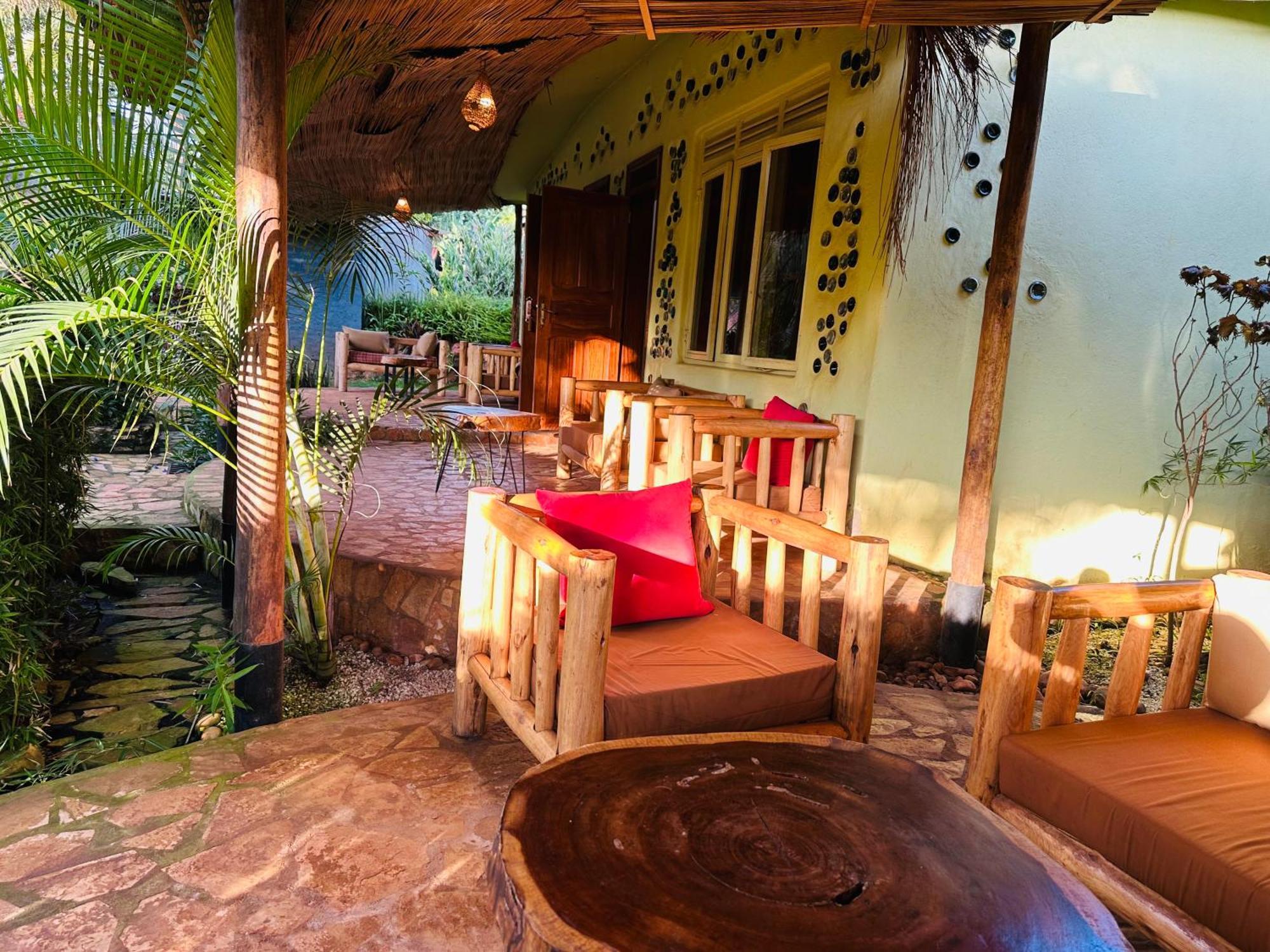 Afro Smile Hotel & Guest House Джинджа Екстериор снимка