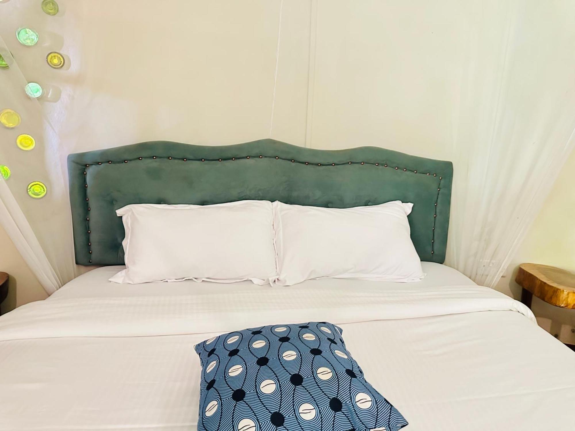 Afro Smile Hotel & Guest House Джинджа Екстериор снимка
