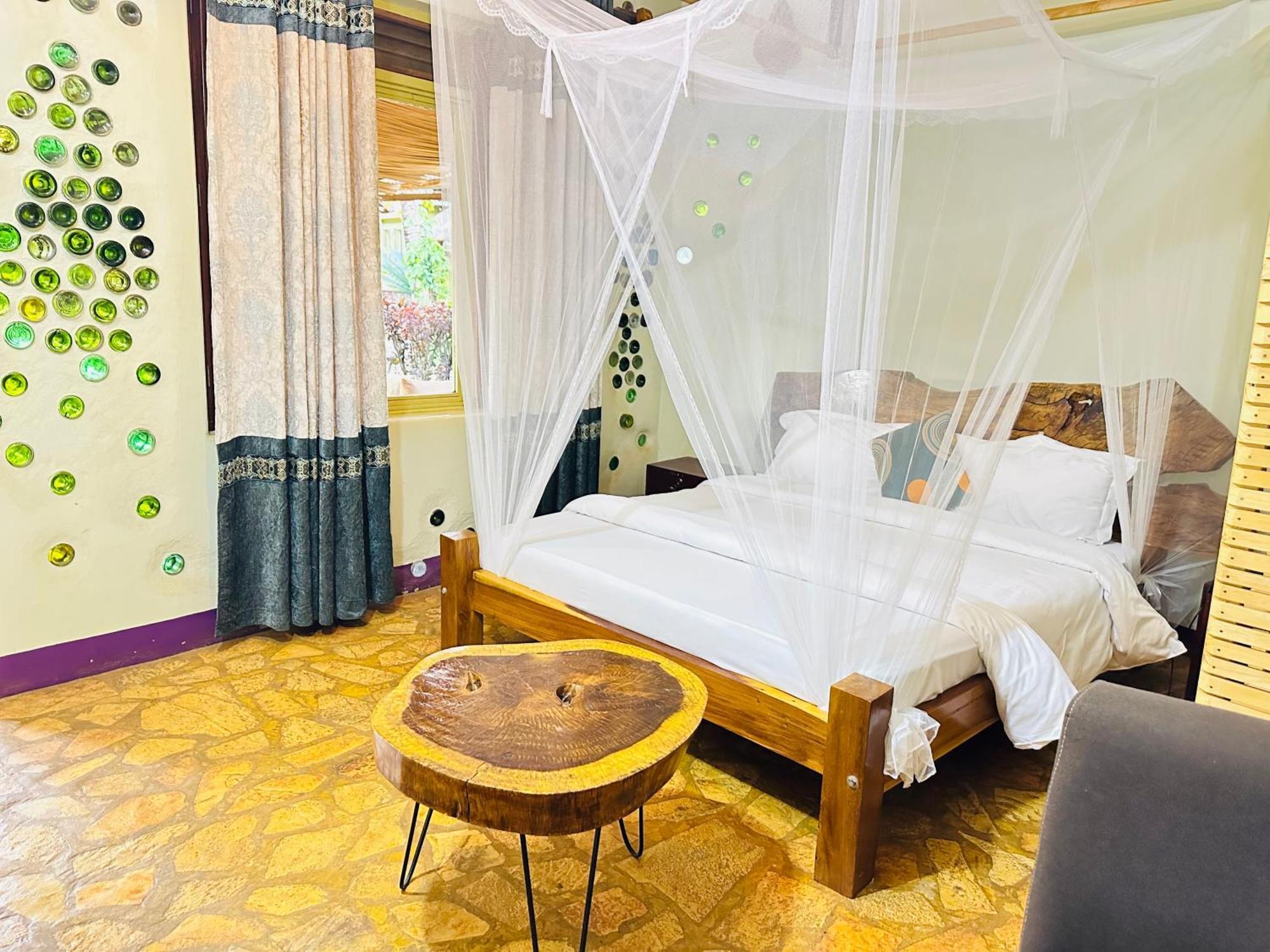 Afro Smile Hotel & Guest House Джинджа Екстериор снимка