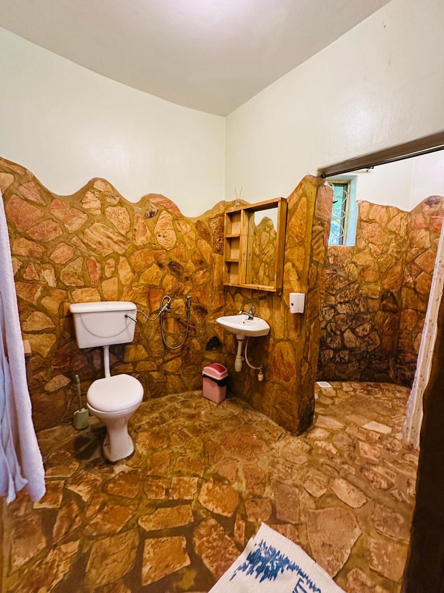 Afro Smile Hotel & Guest House Джинджа Екстериор снимка
