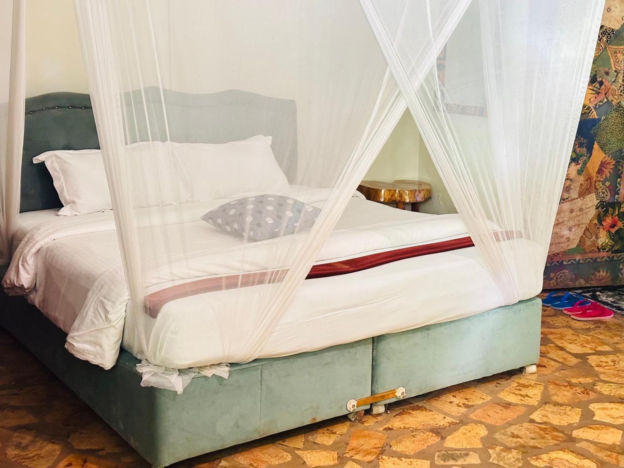 Afro Smile Hotel & Guest House Джинджа Екстериор снимка