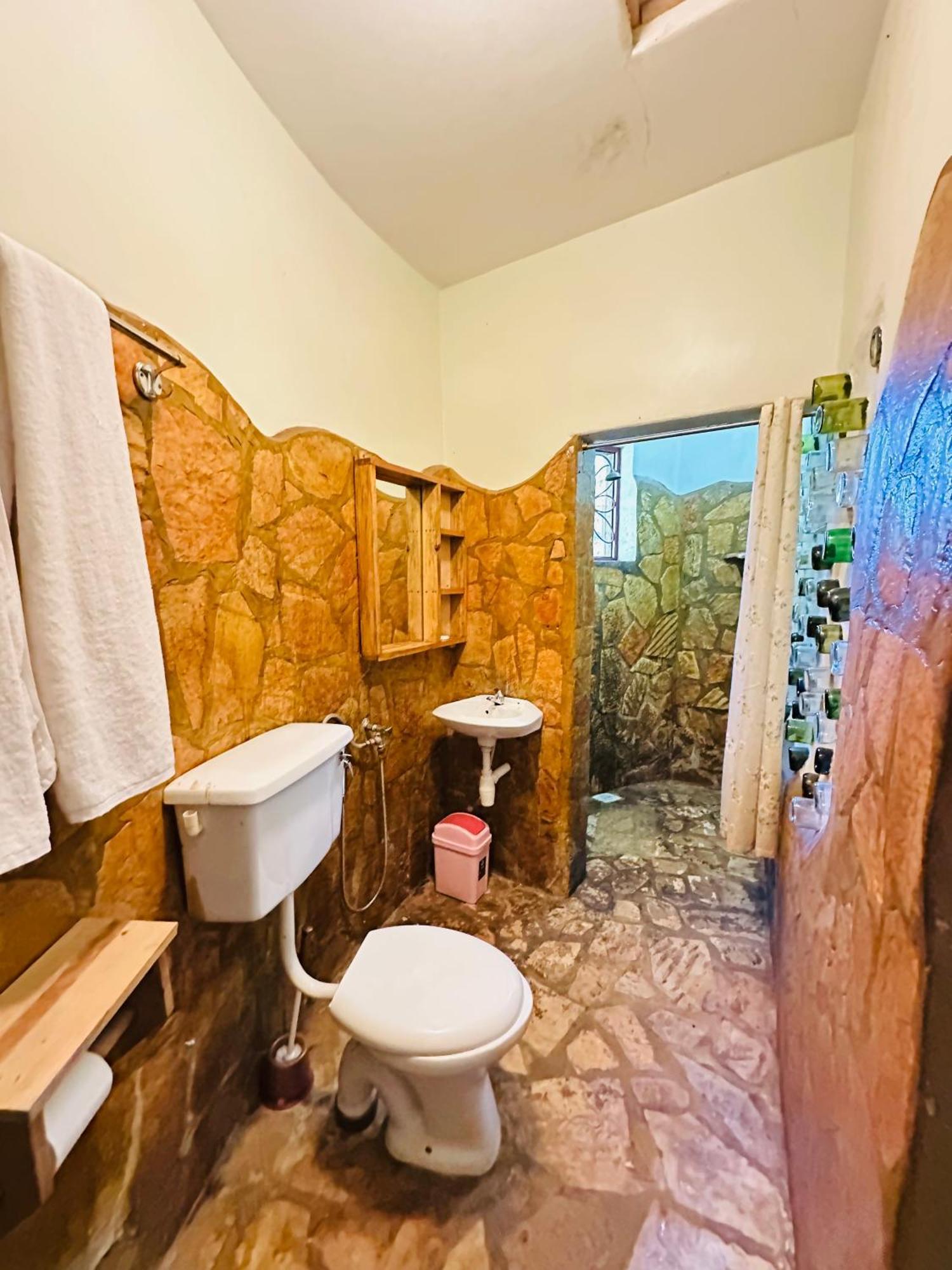 Afro Smile Hotel & Guest House Джинджа Екстериор снимка