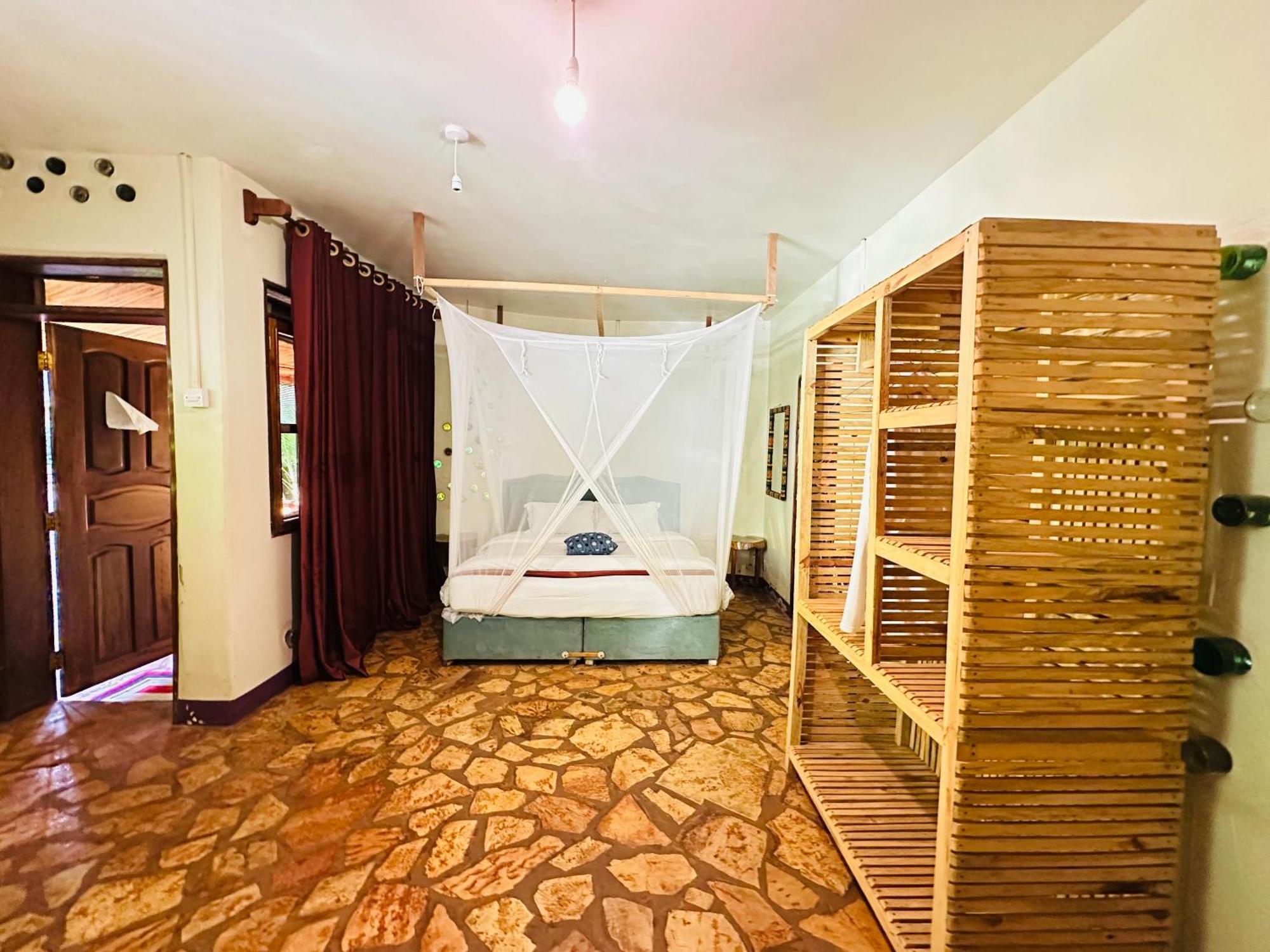 Afro Smile Hotel & Guest House Джинджа Екстериор снимка