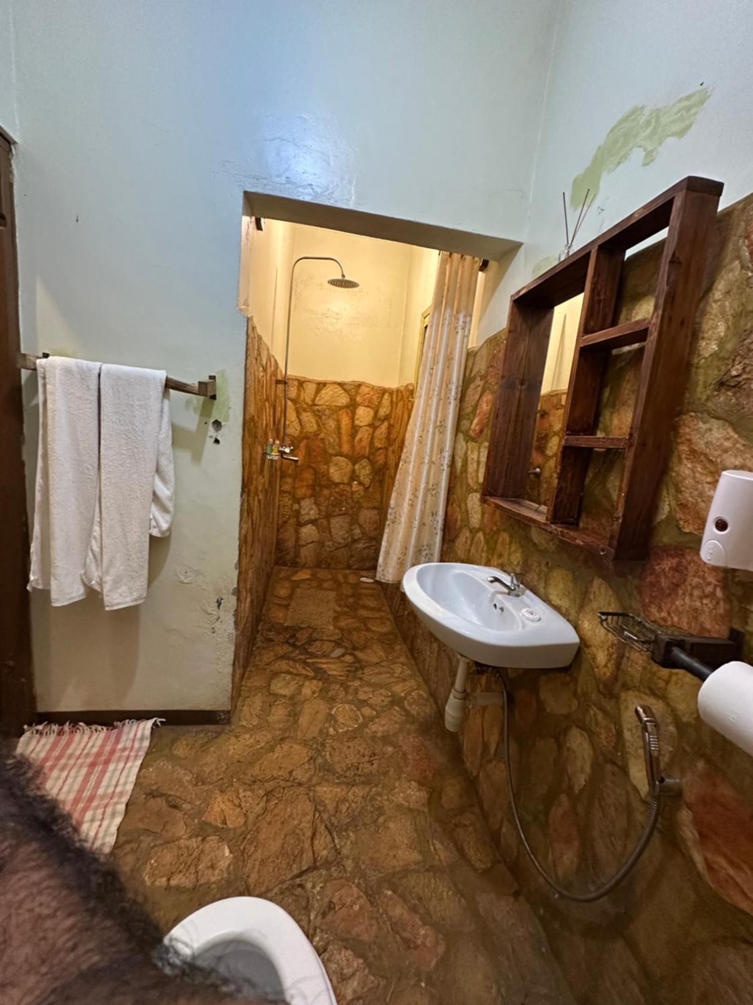 Afro Smile Hotel & Guest House Джинджа Екстериор снимка