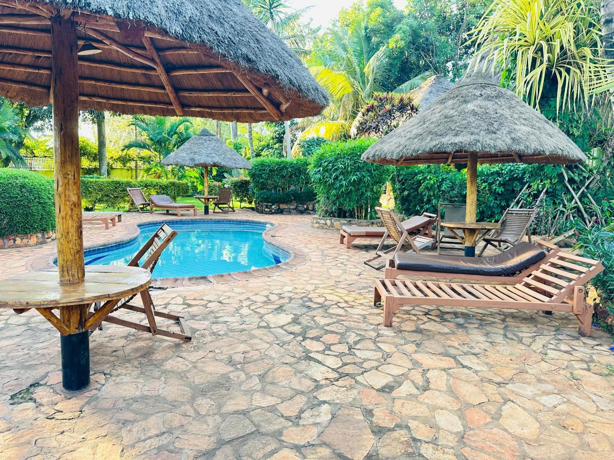 Afro Smile Hotel & Guest House Джинджа Екстериор снимка