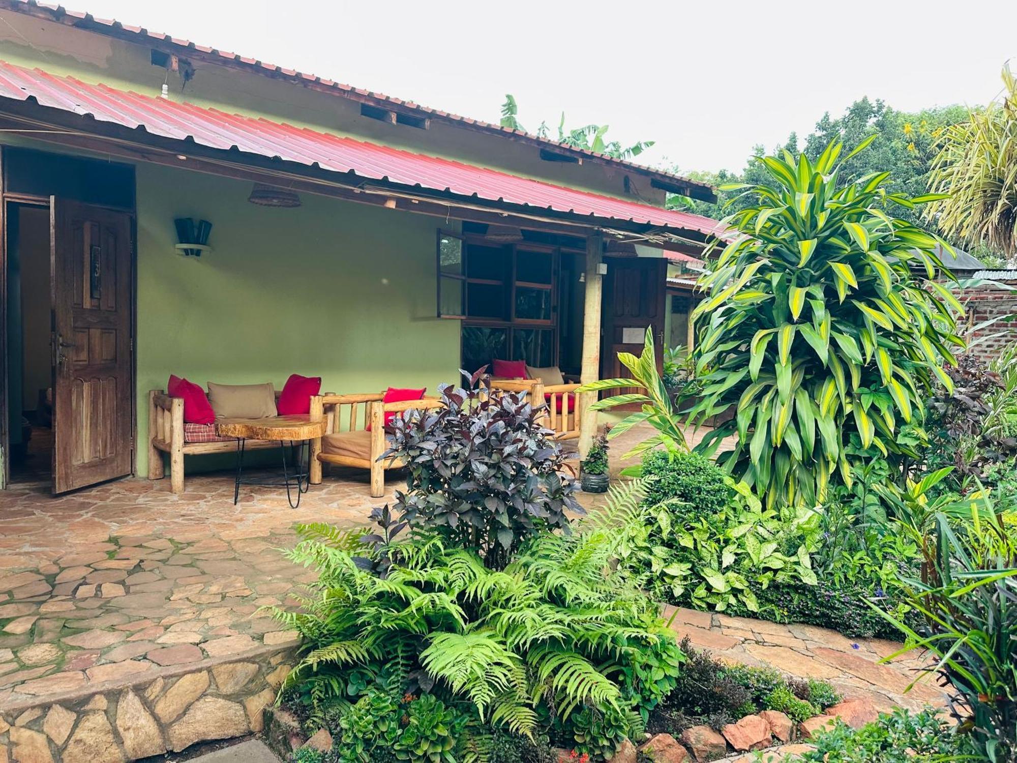 Afro Smile Hotel & Guest House Джинджа Екстериор снимка
