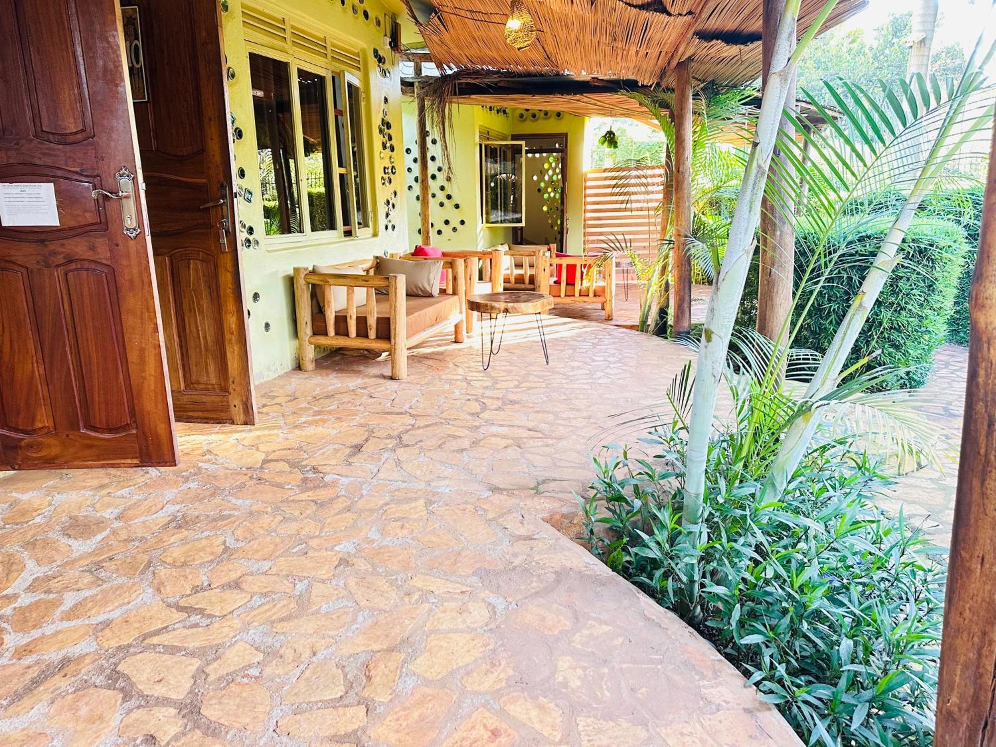 Afro Smile Hotel & Guest House Джинджа Екстериор снимка